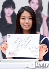 组图：韩女团AOA运动装亮相难掩性感美腿