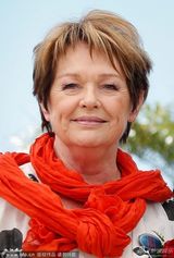 组图：《远征》记者会 导演阿隆索秀旗帜