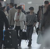 组图：郭敬明现身机场 高个帅哥帮提行李
