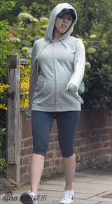 组图：斯嘉丽挺孕肚出街 与未婚夫开心嬉闹