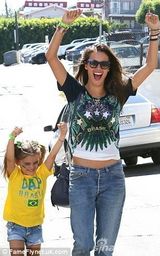 组图：超模安布罗休变球迷 带子女看球激情四射