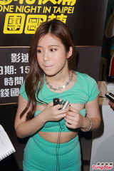 组图：《夜蒲》鸡排妹绿装清凉登台 秀傲人上围