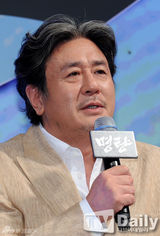 组图：《鸣梁》发布会 戏骨崔岷植演朝鲜名将