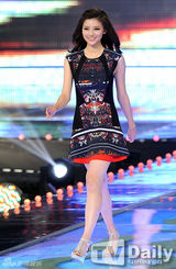组图：韩国小姐诞生 50名佳丽似同一人