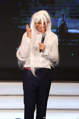 组图：范冰冰豪放撩裙险走光 黄晓明表情搞笑