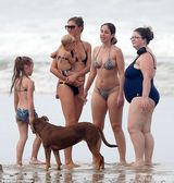 组图：辣妈邦辰比基尼度假 一人抱俩娃变女汉子