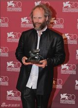 组图：威尼斯评审5男4女 《色戒》配乐师任主席