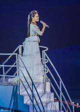 组图：雷佳唱响青奥会会歌 传递奥运精神