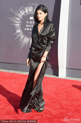 组图：凯莉-詹娜亮相穿黑色缎面开叉裙秀美腿