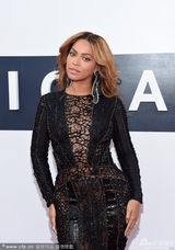 组图：碧昂斯黑色镂空透视裙压轴亮相MTV红毯