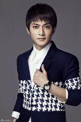 组图：陈威翰时尚写真 潮范西装尽显暖男气质