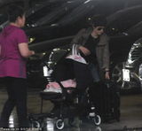 组图：马伊琍带两女现身 大批行李似搬回上海