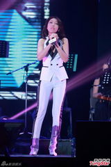 组图：张敬轩为舞台剧损失大 钟舒漫低胸需报备