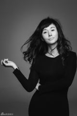 组图：游悠最新写真 黑白演绎女性魅力