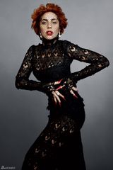 组图：GaGa渔网破洞装冶艳 百变造型秀大腿纹身