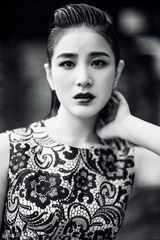 组图：王碧儿拍黑白大片 精致面庞犀利女王范