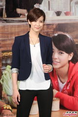 组图：《等一个人咖啡》首映 周慧敏现身引尖叫