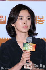 宋慧乔逃税风波后首现身 黑衣低调显憔悴