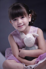 组图：逆天基因！混血兄妹超养眼 曾与王菲搭档