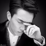 组图：戚薇李承铉婚照曝光 搞怪神情恩爱秀婚戒