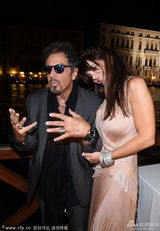 组图：阿尔帕西诺获基金奖 牵小40岁女友亮相