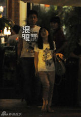 组图：张译酒吧搭讪妙龄女 聊不尽兴送其回家