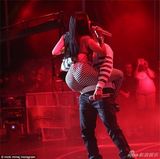 组图：麻辣鸡透视装火爆开唱 撩衣大秀星形胸贴