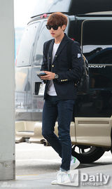 组图：SHINee等亮相机场 全副武装走神秘路线