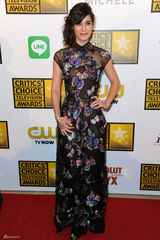 组图：评论家奖众星云集 谢耳朵帅气潘妮秀短发