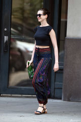 组图：海瑟薇民族风装扮抢眼 大步流星一脸甜笑