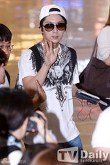 组图：李准基现身机场 遇粉丝亲切招手