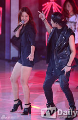 组图：BoA与EXO-K劲歌热舞助阵MCD十周年