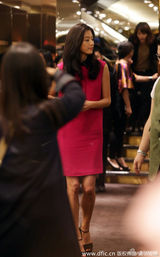 组图：全智贤桃红礼服逛台北 粉丝争睹女神风采