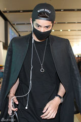 组图：吴亦凡解约后回国 戴口罩现身被粉丝拥堵