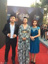 组图：黄绮珊低胸装古典风情 携和声学生亮相