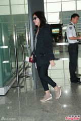 组图：赌王四太梁安琪离港避风 钟楚红素颜亮相