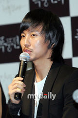 幻灯图：金南吉等出席《暴风前夜》制作发布会