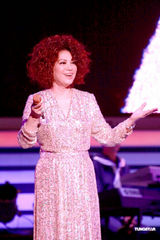 组图：蔡琴红馆开唱着低胸装 性感装扮突破以往