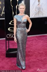 组图：娜奥米-沃茨银色战衣闪耀红毯