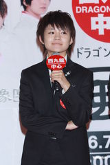 组图：日本团体风男塾现身香港 伪男造型吸引粉丝