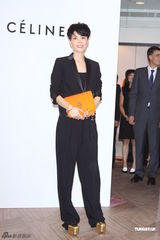 组图：王菲全黑套装亮相台北 十分钟快闪离场