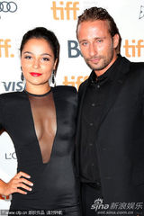 影后玛丽昂现身《锈与骨》首映 穿抹胸裙亮相秀性感