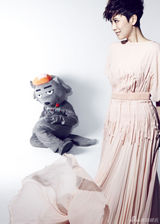 组图：海清最新时尚封面曝光 俏皮演绎另类优雅