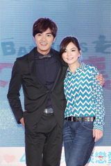 组图：Ella卖萌玩制服诱惑 贺军翔不逃避服役