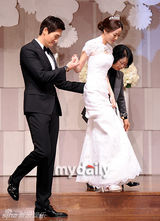 组图：韩国明星情侣刘志泰金孝珍婚礼新闻发布会