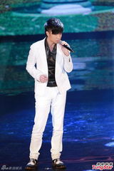 组图：古巨基白衣帅气献唱入围曲《恋无可恋》