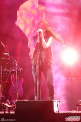 组图：陈绮贞演唱会男友现身 豪放上演女女舌吻