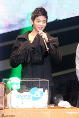 组图：SHINee台湾办歌迷见面会 与粉丝亲密互动