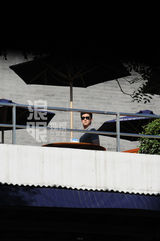 组图：霍思燕即将临盆挺大肚产检 杜江贴心呵护