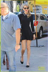 组图：斯威夫特超短连衣裙扮少女 红唇艳丽